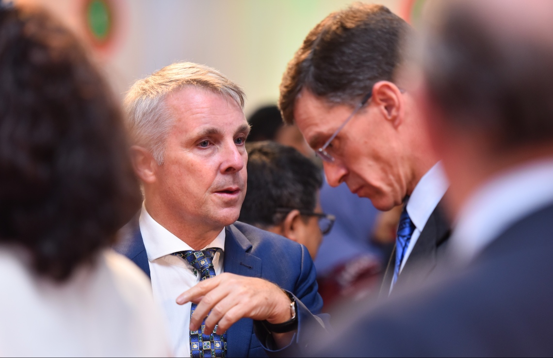 މާލެ: ޖުލައި 25، 2019- މިއަދު ފާހަގަކުރާ ރާއްޖޭގެ 54 ވަނަ މިނިވަން ދުވަހުގެ މުނާސަބަތުގައި ރައީސް އިބްރާހިމް މުހައްމަދު ސޯލިހުގެ ދެކަނބަލުން މިރޭ ބޭއްވެވި ރަސްމީ ބައްދަލު ކުރެއްވުމުގައި، އިނގިރޭސި ވިލާތާއި ކެނެޑާ އިން ރާއްޖެ އަށް ކަނޑައަޅާފައިވާ ދެ ސަފީރުން މަޝްވަރާ ކުރައްވަނީ.---ފޮޓޯ: ހުސައިން ވަހީދު/މިހާރު