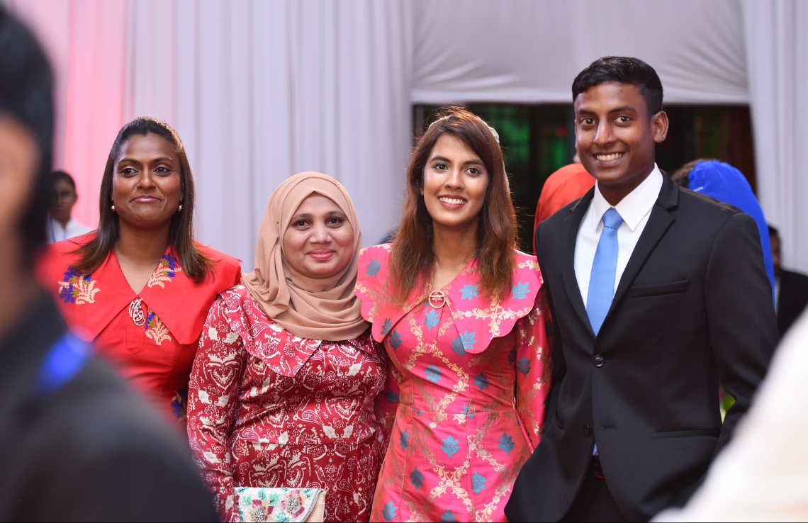 މާލެ: ޖުލައި 25، 2019- މިއަދު ފާހަގަކުރާ ރާއްޖޭގެ 54 ވަނަ މިނިވަން ދުވަހުގެ މުނާސަބަތުގައި ރައީސް އިބްރާހިމް މުހައްމަދު ސޯލިހުގެ ދެކަނބަލުން މިރޭ ބޭއްވެވި ރަސްމީ ބައްދަލު ކުރެއްވުމުގެ ތެރެއިން.---ފޮޓޯ: ހުސައިން ވަހީދު/މިހާރު