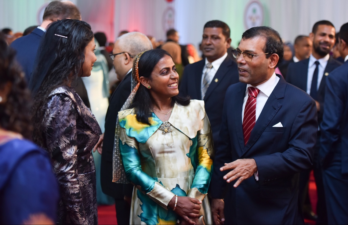 މާލެ: ޖުލައި 25، 2019- މިއަދު ފާހަގަކުރާ ރާއްޖޭގެ 54 ވަނަ މިނިވަން ދުވަހުގެ މުނާސަބަތުގައި ރައީސް އިބްރާހިމް މުހައްމަދު ސޯލިހުގެ ދެކަނބަލުން މިރޭ ބޭއްވެވި ރަސްމީ ބައްދަލު ކުރެއްވުމުގައި، ކުރީގެ ރައީސް އަދި ރައްޔިތުންގެ މަޖިލީހުގެ ރައީސް މުހައްމަދު ނަޝީދު ބައިވެރިވެވަޑައިގެން ބައެއް ބޭފުޅުންނާ ވާހަކަފުޅު ދައްކަވަނީ.---ފޮޓޯ: ހުސައިން ވަހީދު/މިހާރު