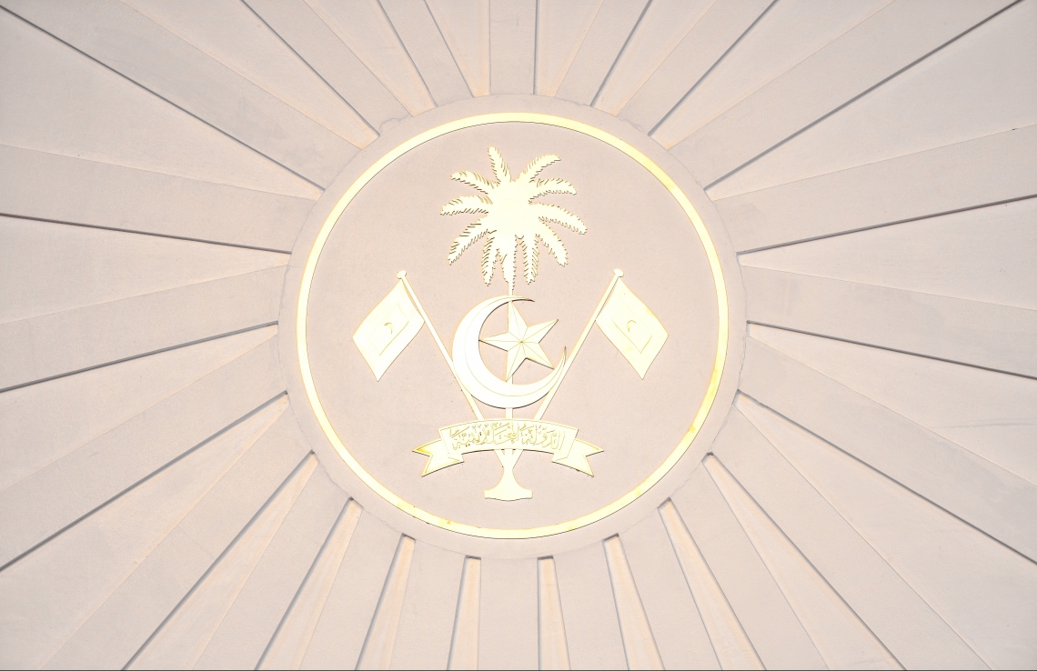 މާލެ: ޖުލައި 25، 2019- މިއަދު ފާހަގަކުރާ ރާއްޖޭގެ 54 ވަނަ މިނިވަން ދުވަހުގެ މުނާސަބަތުގައި ރައީސް އިބްރާހިމް މުހައްމަދު ސޯލިހުގެ ދެކަނބަލުން މިރޭ ބޭއްވެވި ރަސްމީ ބައްދަލު ކުރެއްވުން ޒީނަތްތެރި ކުރުމަށްޓަކައި ގައުމީ ނިޝާން ހަރުކޮށްފައި.---ފޮޓޯ: ހުސައިން ވަހީދު/މިހާރު