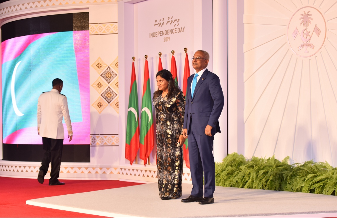 މާލެ: ޖުލައި 25، 2019- މިއަދު ފާހަގަކުރާ ރާއްޖޭގެ 54 ވަނަ މިނިވަން ދުވަހުގެ މުނާސަބަތުގައި ރައީސް އިބްރާހިމް މުހައްމަދު ސޯލިހުގެ ދެކަނބަލުން މިރޭ ބޭއްވެވި ރަސްމީ ބައްދަލު ކުރެއްވުމަށް ވަޑައިގެން ގައުމީ ސަލާމަށް ހުއްޓި ވަޑައިގަންނަވަނީ.---ފޮޓޯ: ހުސައިން ވަހީދު/މިހާރު