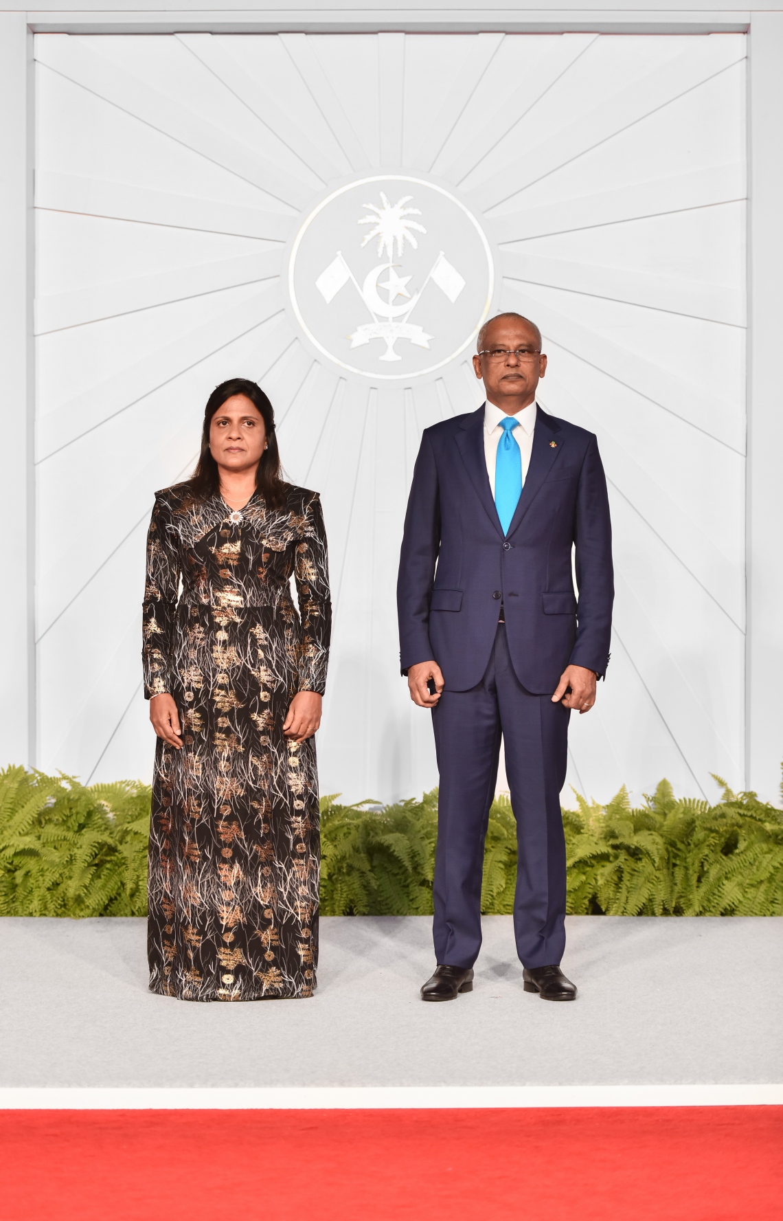 މާލެ: ޖުލައި 25، 2019- މިއަދު ފާހަގަކުރާ ރާއްޖޭގެ 54 ވަނަ މިނިވަން ދުވަހުގެ މުނާސަބަތުގައި ރައީސް އިބްރާހިމް މުހައްމަދު ސޯލިހުގެ ދެކަނބަލުން މިރޭ ބޭއްވެވި ބައްދަލުވުމުގައި ގައުމީ ސަލާމަށް ހުއްޓިވަޑައިގެން.---ފޮޓޯ: ހުސައިން ވަހީދު/މިހާރު