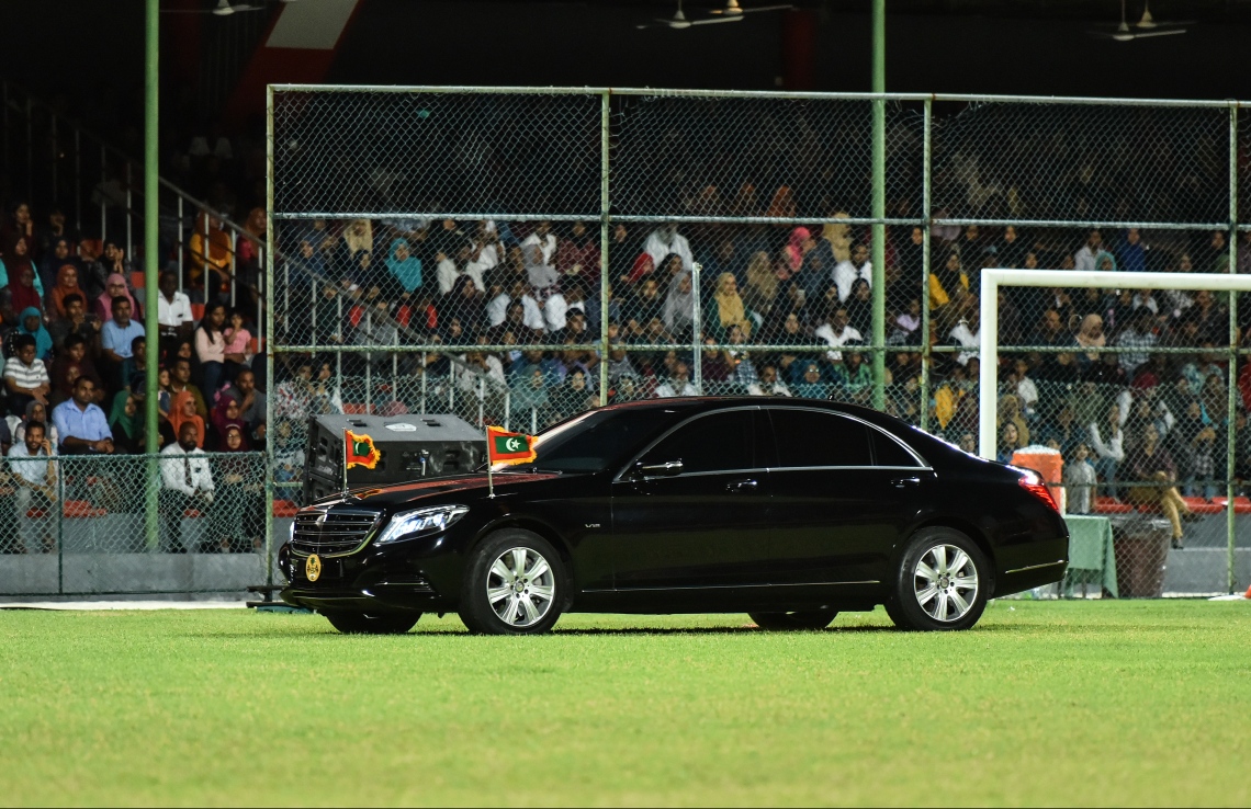 މާލެ: ޖުލައި 26، 2019- ގަލޮޅު ދަނޑުގައި ކުރިއަށްދިޔަ މި އަހަރުގެ މިނިވަން ދުވަހުގެ ކުޅިވަރުތައް ބައްލަވާލެއްވުމަށް ރައީސް އިބްރާޙިމް މުހައްމަދު ސޯލިހް ކާރުކޮޅުގައި ދަނޑަށް ވަޑައިގަންނަވަނީ.---ފޮޓޯ: ހުސައިން ވަހީދު/މިހާރު