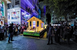 Many gathered in groves to witness the festive Float Parade on July 27. PHOTO: HUSSAIN WAHEED/MIHAARU.
