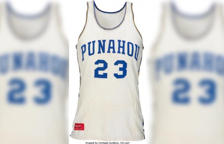 އޮބާމާގެ ބާސްކެޓްބޯޅަ ޖާޒީއެއް ނީލަމެއްގައި ވިއްކާލަނީ