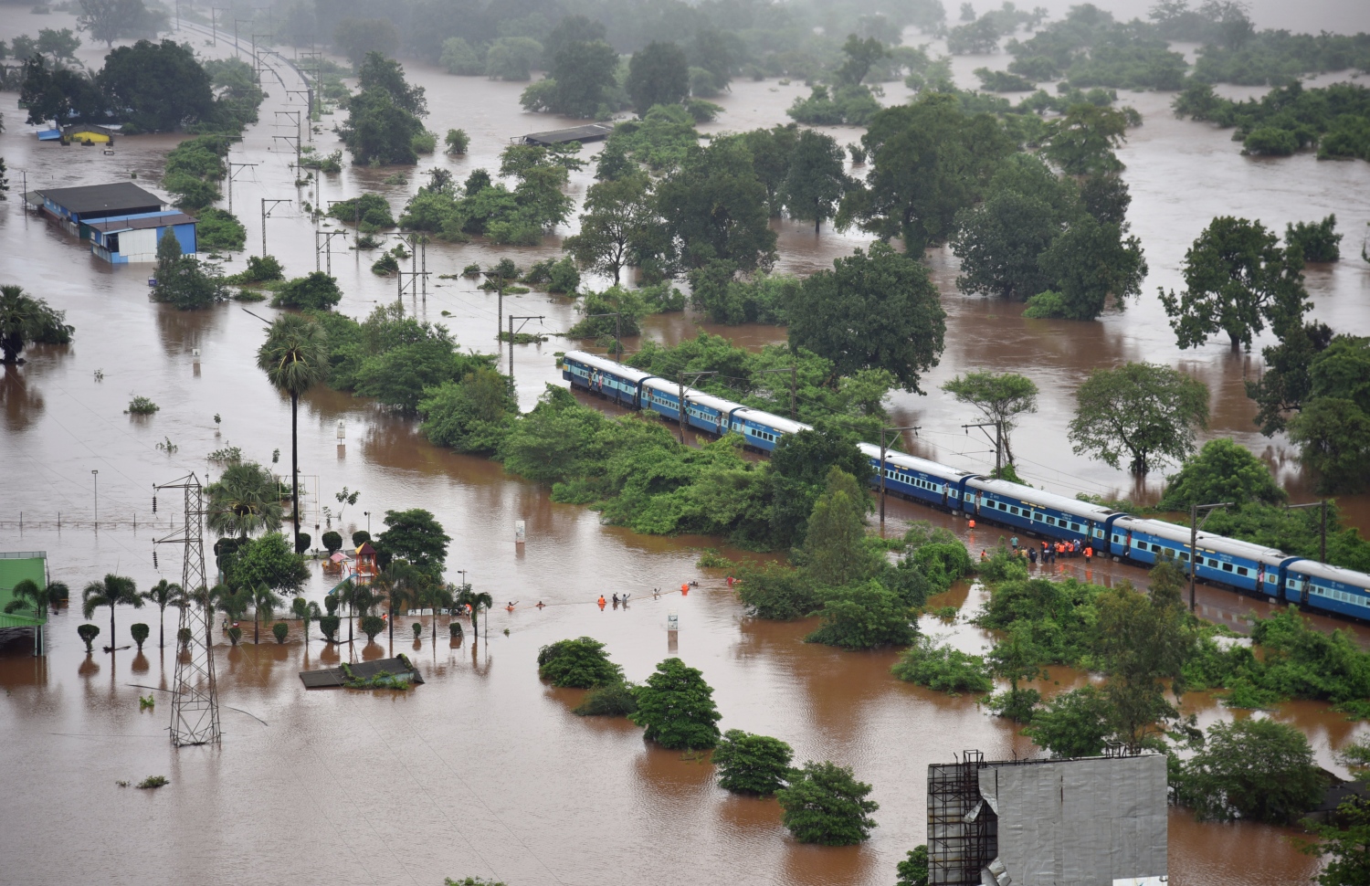 ފެންބޮޑުވުމުމުން، ރޭލު ތާށިވެފައި. --ފޮޓޯ:އޭއެފްޕީ