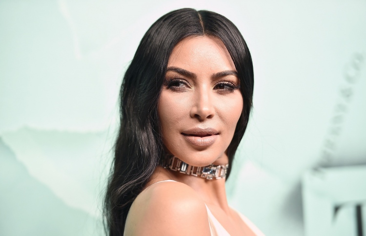 ކިމް ކާޑޭޝަންގެ ތަފާތު ޑޮކިއުމަންޓަރީއެއް