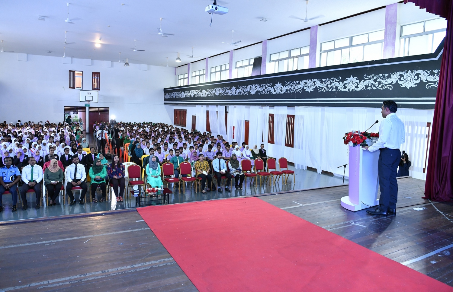 ހިރިޔާ ސްކޫލުގައި މިއަދު ބޭއްވި ރޯޑް ސޭފްޓީ އެވެއާންސް ކެމްޕެއިން ލޯންޗުކުރުމުގެ ރަސްމިއްޔާތުގައި ނައިބު ރައީސް ފައިސަލް ވާހަކަފުޅުދައްކަވަނީ.-- ފޮޓޯ: ރައީސް އޮފީސް