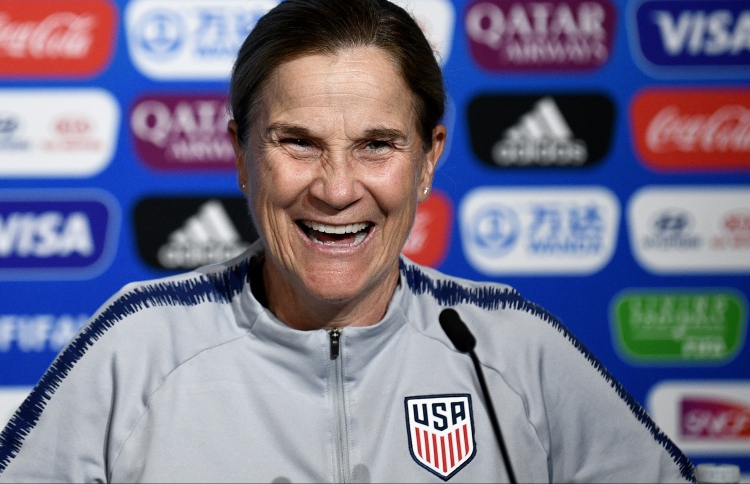 އެލިސް އެމެރިކާ އަންހެން ޓީމުގެ ކޯޗުކަން ދޫކޮށްލައިފި