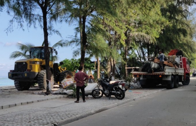 ހުޅުމާލެ ބީޗުގައި ހުރި ތަކެތި ނަގައި ތަން ހުސްކޮށްފި