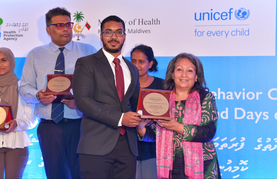 ތުއްތުކުއްޖާގެ ހަޔާތުގެ ފުރަތަމަ 1000 ދުވަހަށް އަމާޒުކޮށްގެންގެން ތައްޔާރުކުރި ސްޓްރެޓަޖިކް ޕްލޭން ލޯންޗުކުރަން ބޭއްވި ރަސްމިއްޔާތުގައި، ޔުނިސެފުން ދެކުނު އޭޝިޔާއަށް ކަނޑައަޅާފައިވާ ޑިރެކްޓަރު ޖީން ގޮގް މީހަކަށް އެވޯޑު ހަވާލުކޮށްދެއްވަނީ.-- ފޮޓޯ: ނިޝާން އަލީ/ މިހާރު