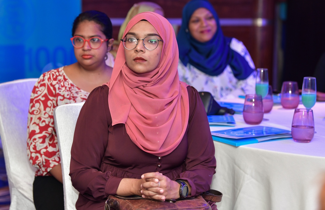 މާލެ: އޮގަސްޓް 1، 2019- ތުއްތުކުއްޖާގެ ހަޔާތުގެ ފުރަތަމަ 1000 ދުވަހަށް އަމާޒުކޮށްގެން ޔުނިސެފާ ގުޅިގެން ތައްޔާރުކުރި "ސޯޝަލް އެންޑް ބިހޭވިއާ ޗޭންޖް ކޮމިއުނިކޭޝަން ސްޓްރެޓަޖީ" އިފުތިތާހު ކުރަން ހޮޓެލް ޖެންގައި ބޭއްވި ރަސްމިއްޔާތުގައި ބައިވެރިވެވަޑައިގެންނެވި ބައެއް ބޭފުޅުން.--- ފޮޓޯ: ނިޝާން އަލީ/މިހާރު