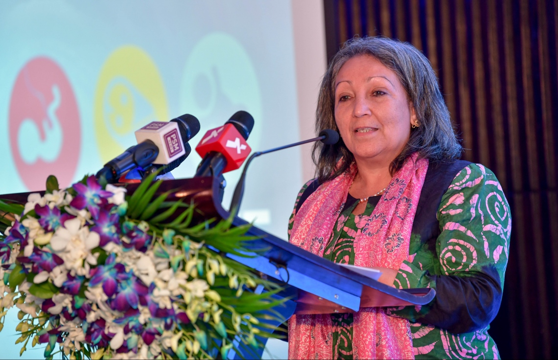 މާލެ- އޮގަސްޓް 1، 2019- ތުއްތުކުއްޖާގެ ހަޔާތުގެ ފުރަތަމަ 1000 ދުވަހަށް އަމާޒުކޮށްގެން ޔުނިސެފާ ގުޅިގެން ތައްޔާރުކުރި "ސޯޝަލް އެންޑް ބިހޭވިއާ ޗޭންޖް ކޮމިއުނިކޭޝަން ސްޓްރެޓަޖީ" އިފުތިތާހު ކުރަން ބޭއްވި ރަސްމިއްޔާތުގައި، ޔުނިސެފުން ދެކުނު އޭޝިޔާއަށް ކަނޑައަޅާފައިވާ ޑިރެކްޓަރު ޖީން ގޮގް ވާހަކަ ދައްކަވަނީ--- ފޮޓޯ: ނިޝާން އަލީ/މިހާރު