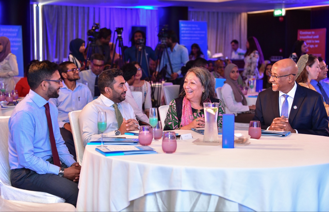 މާލެ: އޮގަސްޓް 1، 2019- ތުއްތުކުއްޖާގެ ހަޔާތުގެ ފުރަތަމަ 1000 ދުވަހަށް އަމާޒުކޮށްގެން ޔުނިސެފާ ގުޅިގެން ތައްޔާރުކުރި "ސޯޝަލް އެންޑް ބިހޭވިއާ ޗޭންޖް ކޮމިއުނިކޭޝަން ސްޓްރެޓަޖީ" އިފުތިތާހު ކުރަން ހޮޓެލް ޖެންގައި ބޭއްވި ރަސްމިއްޔާތުގައި ހެލްތް މިނިސްޓަރު އަމީން އާއި ޔުނިސެފުން ދެކުނު އޭޝިޔާ އަށް ކަނޑައަޅާފައި ހުންނަވާ ޑިރެކްޓަރު ޖީން ގޮގް ވާހަކަ ދައްކަވަނީ.--- ފޮޓޯ: ނިޝާން އަލީ/މިހާރު