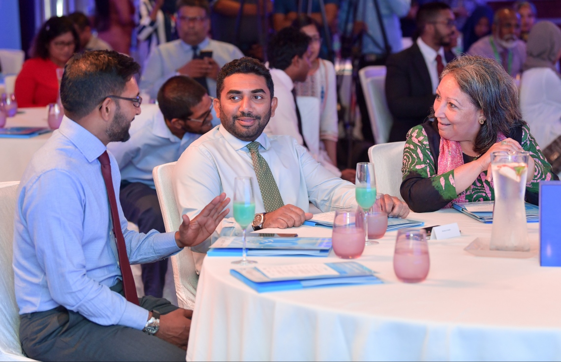 މާލެ: އޮގަސްޓް 1، 2019- ތުއްތުކުއްޖާގެ ހަޔާތުގެ ފުރަތަމަ 1000 ދުވަހަށް އަމާޒުކޮށްގެން ޔުނިސެފާ ގުޅިގެން ތައްޔާރުކުރި "ސޯޝަލް އެންޑް ބިހޭވިއާ ޗޭންޖް ކޮމިއުނިކޭޝަން ސްޓްރެޓަޖީ" އިފުތިތާހު ކުރަން ހޮޓެލް ޖެންގައި ބޭއްވި ރަސްމިއްޔާތުގައި ހެލްތް މިނިސްޓަރު އަމީން ބައިވެރިވެވަޑައިގަންނަވަނީ.--- ފޮޓޯ: ނިޝާން އަލީ/މިހާރު