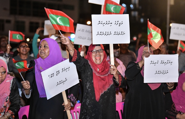 ރާއްޖޭގެ ރަށްވެހިކަން ބަޔަކަށް ދޭން އުޅޭކަމުގެ ތުހުމަތު