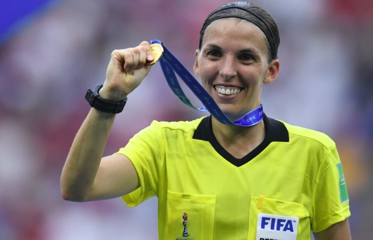 ޔުއެފާ ސުޕަ ކަޕް މެޗަށް އަންހެން ރެފްރީ އެއް