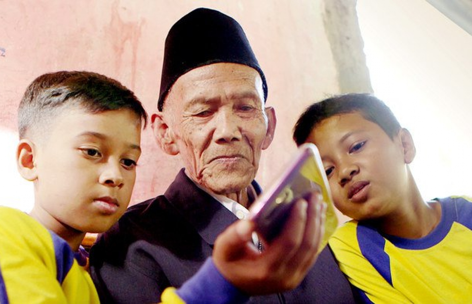 ސަމްރީ އޭނާގެ ދެ ކާފަ ދަރިންނާ އެކު.