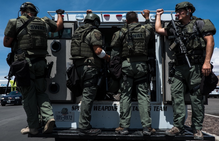 ޓެކްސަސްގައި ބަޑިޖަހައި 20 މީހުން މަރާލައިފި