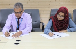 Maldives Transport and Contracting Company (MTCC)'s COO Shahid Hussain Moosa and Planning Ministry Director-General Shaana Farooq signing the agreement