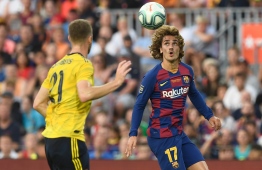 Barcelona's French forward Antoine Griezmann vies (R) with Arsenal's English defender Calum Chambers during the 54th Joan Gamper Trophy friendly football match between Barcelona and Arsenal at the Camp Nou stadium in Barcelona on August 4, 2019. (Photo by Josep LAGO / AFP)
