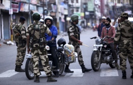 Security personnel question motorists on a street in Jammu on August 5, 2019. - Authorities in Indian-administered Kashmir placed large parts of the disputed region under lockdown early August 5, while India sent in tens of thousands of additional troops and traded accusations of clashes with Pakistan at their de facto border. (Photo by Rakesh BAKSHI / AFP)