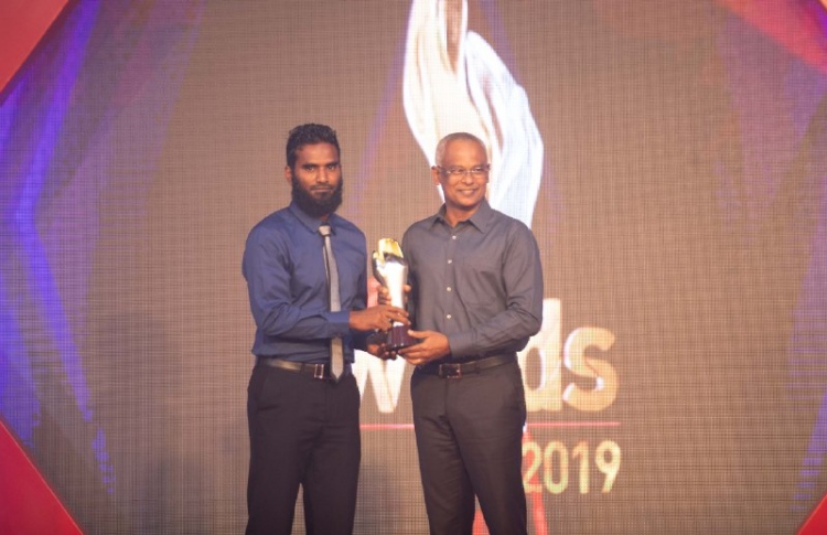 މިހާރު އެވޯޑްސް: މޮޅު ކުޅުންތެރިއަކަށް ދަގަނޑޭ