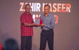 Founder of Haveeru news Zahir Hussain presented the 'Zahir Naseer Award' to Mohamed Rasheed (Hiyalee). PHOTO: NISHAN ALI / MIHAARU