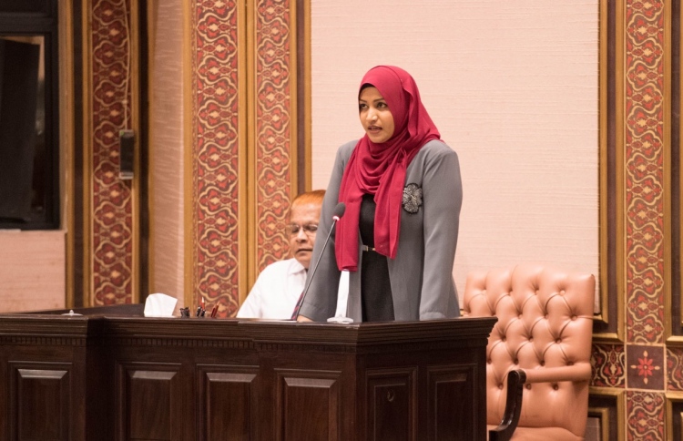 ސްޓިކާ ޖަހަނީ އުނދަގޫވާ ގޮތަށް ޕާކްކުރުމުން: އައިޝާ