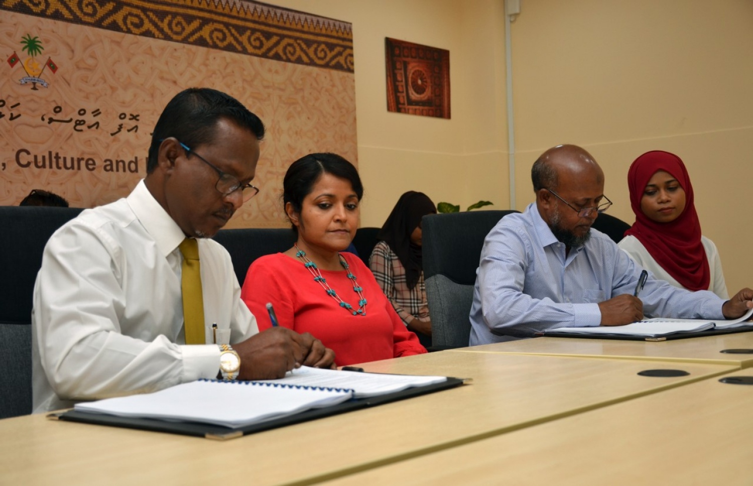 ކަޅުވަކަރު މިސްކިތް ބެހެއްޓުމުގެ ބައެއް މަސައްކަތްތައް ދިވެހި ކުންފުންޏަކާ ހަވާލު ކުރުން--- ފޮޓޯ: ހެރިޓޭޖް މިނިސްޓަރީ