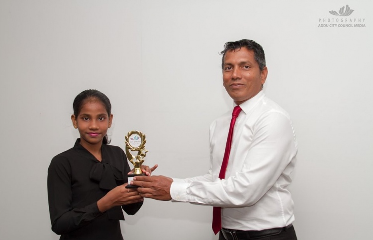 ދީމާ އަށް އައްޑޫ ކައުންސިލުން ހާއްސަ ޓްރޮފީއެއް