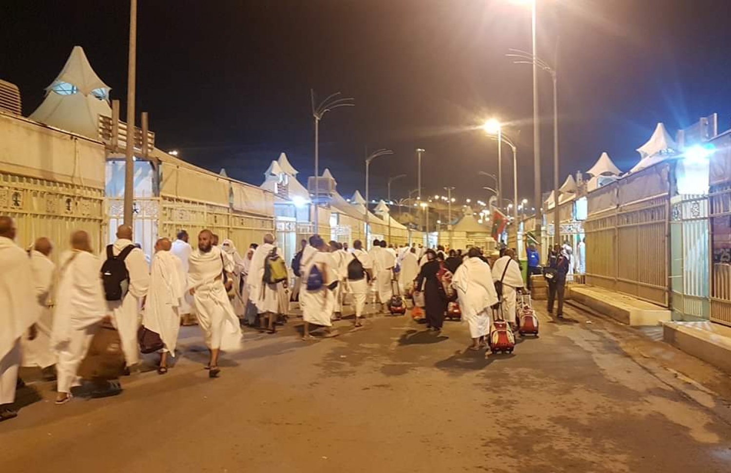 ހައްޖު ކޯޕަރޭޝަންގެ ހަވާލުގައި ހައްޖަށް ދިޔަ ބަޔަކު މިނާގައި.--ފޮޓޯ: ހައްޖު ކޯޕަރޭޝަން