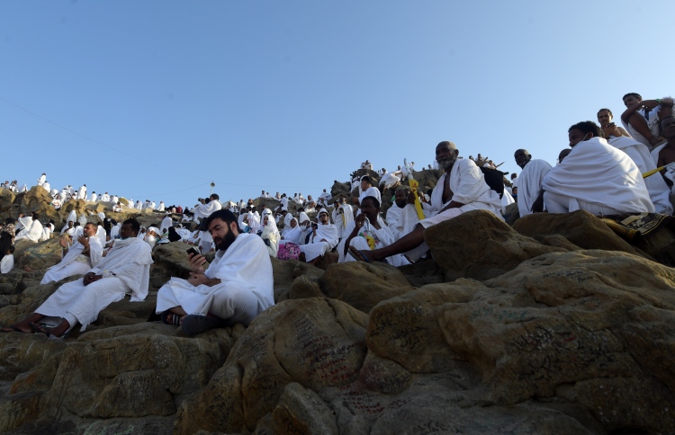 ދެ މިލިއަނަށްވުރެ ގިނަ ހައްޖުވެރިން އަރަފާތު ބިމުގައި