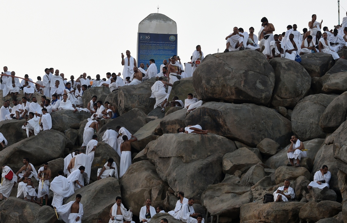 އަރަފާތު: އޮގަސްޓް 10، 2019: ހައްޖުވެރިން އަރަފާތުގެ ޖަބަލުއް ރަހްމާ ފަރުބަދަ މަތީގައި. --ފޮޓޯ:އޭއެފްޕީ