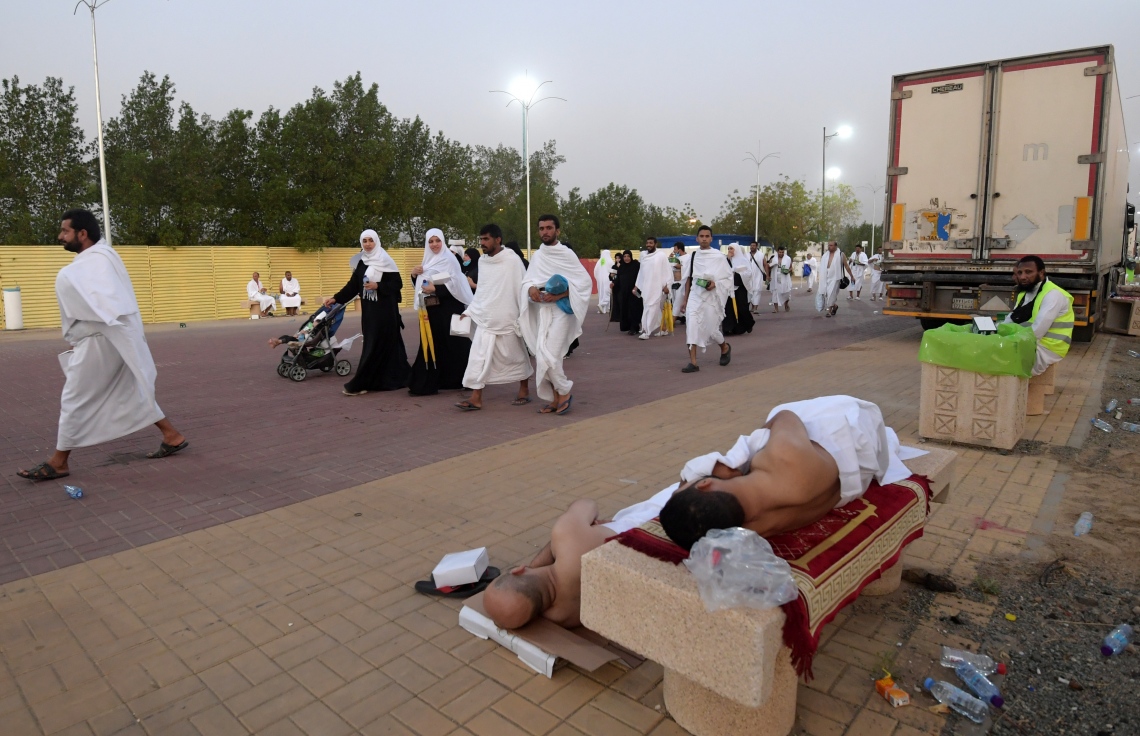 އަރަފާތު: އޮގަސްޓް 10، 2019: ހައްޖުވެރިން އަރަފާތު ބިމަށް ދިއުމުގައި. --ފޮޓޯ:އޭއެފްޕީ