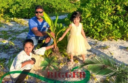 Two children partaking in former Councillor Saud Ali's efforts for a greener Thinadhoo, Gaafu Dhaalu Atoll. Saud's Daily One receives unanimous enthusiastic support.