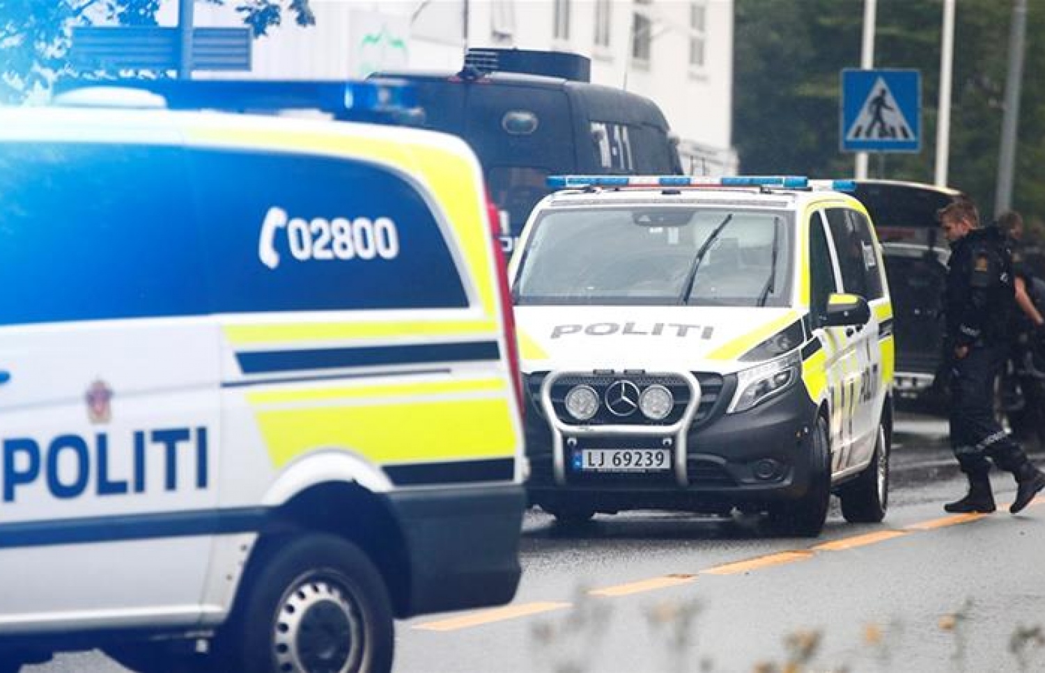 ނޯވޭގެ އަލް ނޫރް މިސްކިތުގެ ބޭރުގައި ފުލުހުން ހަރަކާތްތެރި ވަނީ. --ފޮޓޯ:ރޮއިޓާސް