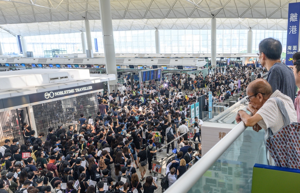 ހޮން ކޮން: އޮގަސްޓް 13، 2019: ހޮން ކޮން އެއާޕޯޓުގައި މުޒާހަރާ ކުރާ މީހުން ޑިޕާޗާ އޭރިޔާ ބްލޮކްކޮށްފައި. --ފޮޓޯ:އޭއެފްޕީ