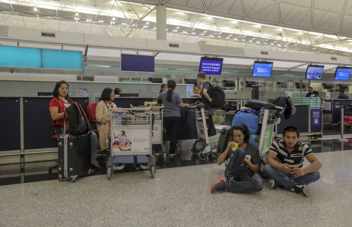 ހޮން ކޮން: އޮގަސްޓް 13، 2019: ހޮން ކޮން އެއާޕޯޓުގެ ޗެކިން ކައުންޓަރުތަކުގައި ޕަސިންޖަރުން މަޑުކޮށްލައިގެން. --ފޮޓޯ:އޭއެފްޕީ