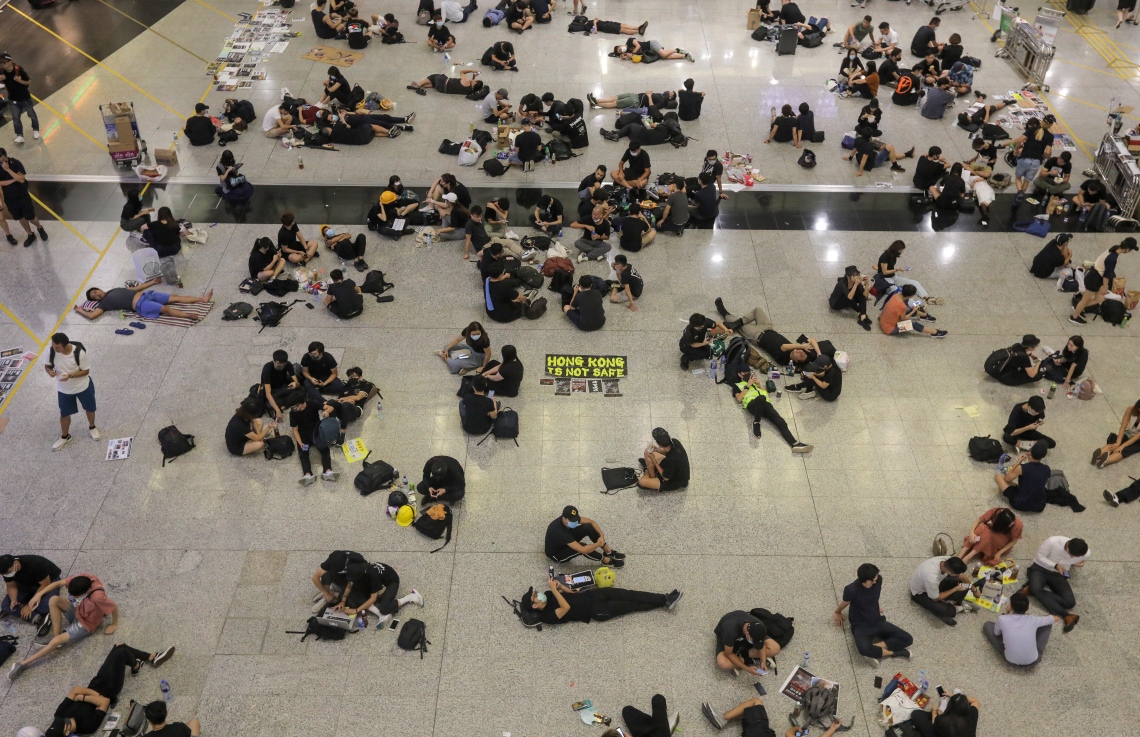 ހޮން ކޮން: އޮގަސްޓް 13، 2019: ހޮން ކޮން އެއާޕޯޓުގައި މުޒާހަރާ ކުރާ މީހުން ބިންމަތީގައި. --ފޮޓޯ:އޭއެފްޕީ