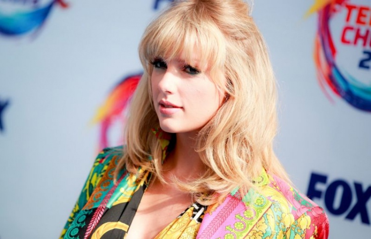 ފޭނެއްގެ ޔުނިވަސިޓީ ފީ އަށް ޓޭލާގެ އެހީއެއް