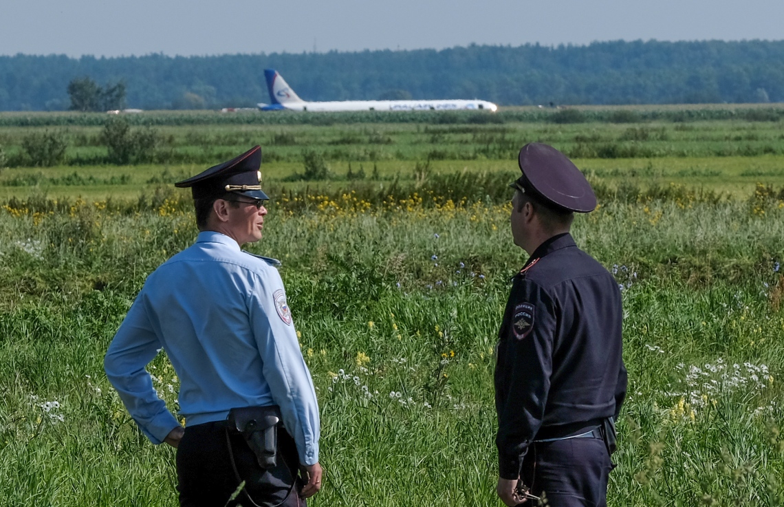 ރަޝިޔާގެ ޔުރަލް އެއާލައިންސްގެ އޭ321 ގެ ބޯޓު ޒުވާރި ދަނޑަށް ޖެއްސި ސަރަހައްދުގައި ފުލުހުންގެ ދެ އޮފިސަރުން: ގާތްގަނޑަކަށް 230 އަށް ވުރެ ގިނަ މީހުން ދަތުރު ކުރި ބޯޓުގެ އެއްވެސް މީހަކަށް ސީރިއަސް ގެއްލުމެއް ލިބިފައެއް ނުވޭ. --ފޮޓޯ:އޭއެފްޕީ