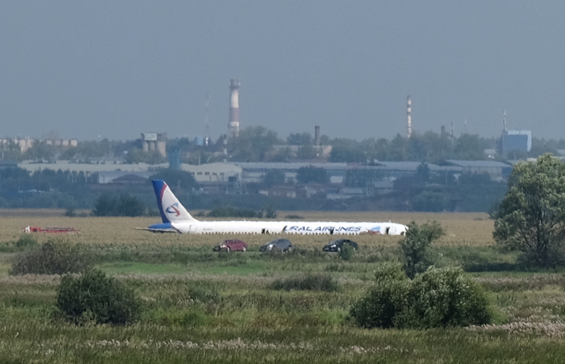 ރަޝިޔާގެ ޔުރަލް އެއާލައިންސްގެ އޭ321 ގެ ބޯޓު ޒުވާރި ދަނޑަށް ޖައްސާފައި: އިންޖީނުގައި ދޫނިތަކެއް ޖެހުމުން އިމަޖެންސީގައި ބޯޓު ޖެއްސި ހާދިސާގައި އެއްވެސް މީހަކަށް ސީރިއަސް ގެއްލުމެއް ލިބިފައެއް ނުވޭ. --ފޮޓޯ:އޭއެފްޕީ