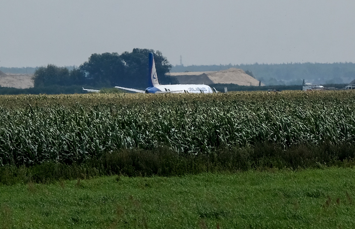 ރަޝިޔާގެ ޔުރަލް އެއާލައިންސްގެ އޭ321 ގެ ބޯޓު ޒުވާރި ދަނޑަށް ޖައްސާފައި: އިންޖީނުގައި ދޫނިތަކެއް ޖެހުމުން އިމަޖެންސީގައި ބޯޓު ޖެއްސި ހާދިސާގައި އެއްވެސް މީހަކަށް ސީރިއަސް ގެއްލުމެއް ލިބިފައެއް ނުވޭ. --ފޮޓޯ:އޭއެފްޕީ