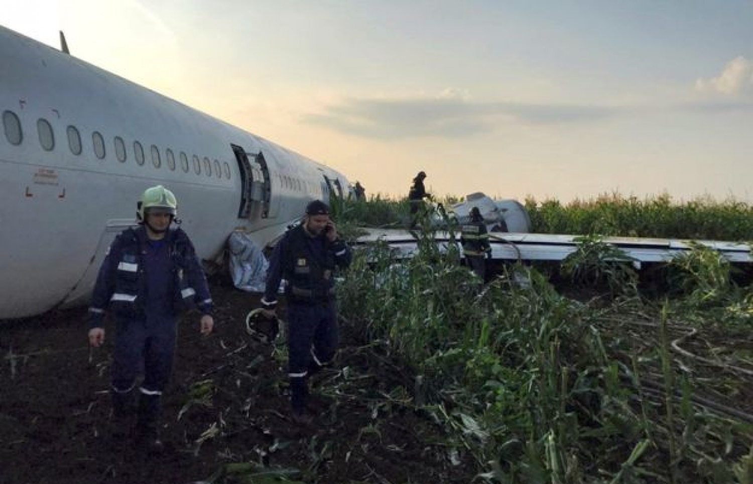 އިމަޖެންސީގައި ޒުވާރި ދަނޑަށް ޖެއްސި އެއާބަސް އޭ321 ގެ ބޯޓު ކައިރީގައި ރެސްކިއު ޓީމުތައް ހަރަކާތްތެރި ވަނީ. --ފޮޓޯ:ރޮއިޓާސް