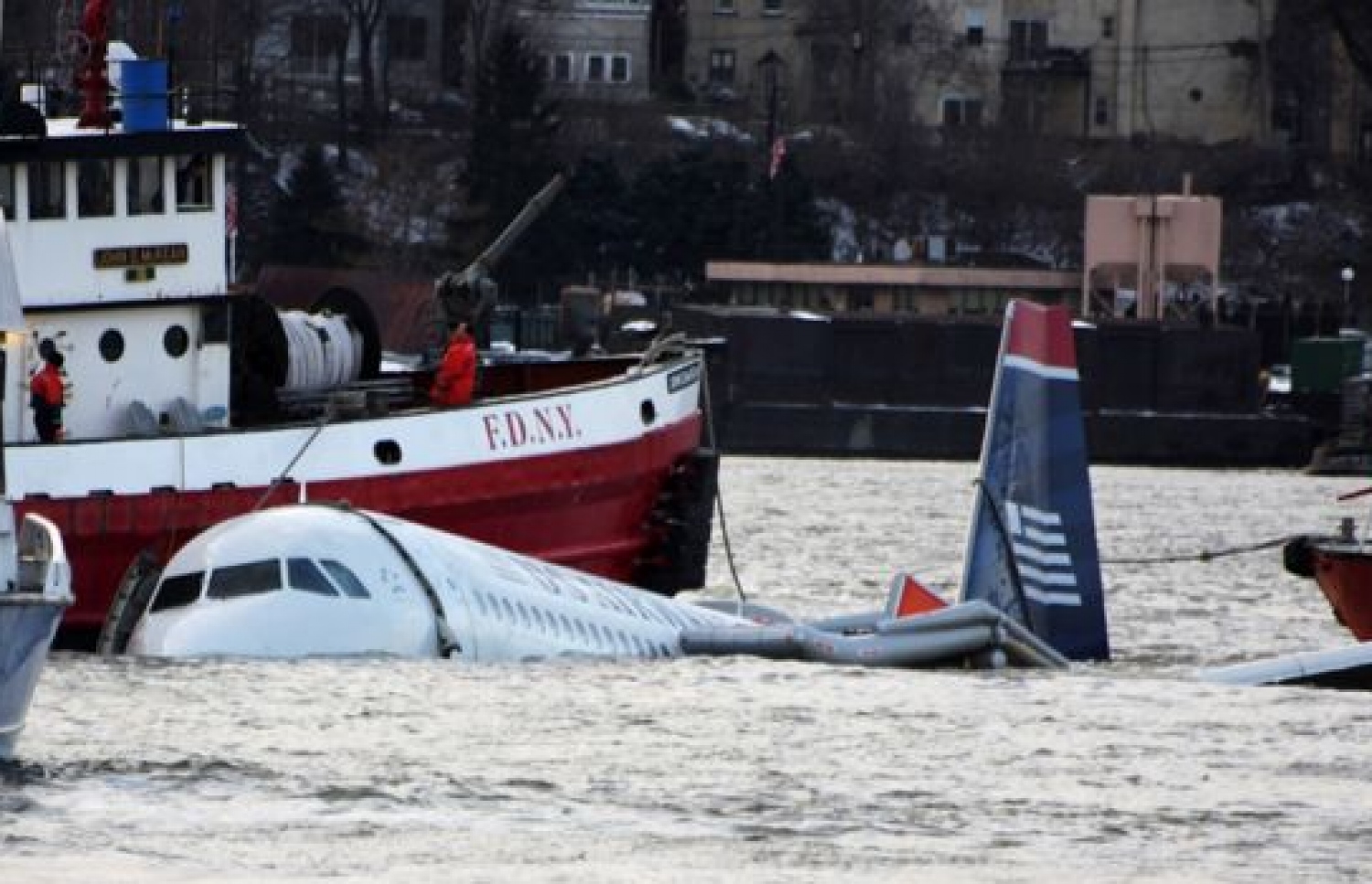 ޖެނުއަރީ 2009 ގައި ހިނގި ހާދިސާގައި ޔޫއެސް އެއާވޭސްގެ ބޯޓު ހުޑްސަން ކޯރުގައި. --ފޮޓޯ:ގެޓީ އިމޭޖަސް