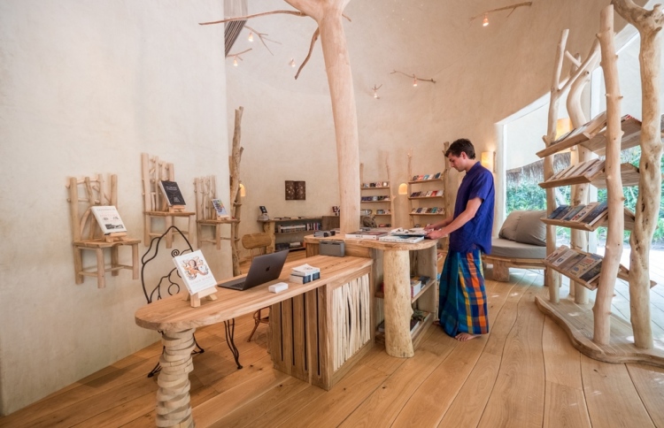 ސޮނެވާފުށިން އަނެއްކާ ވެސް ބުކް ސެލާއެއް ހޯދަނީ