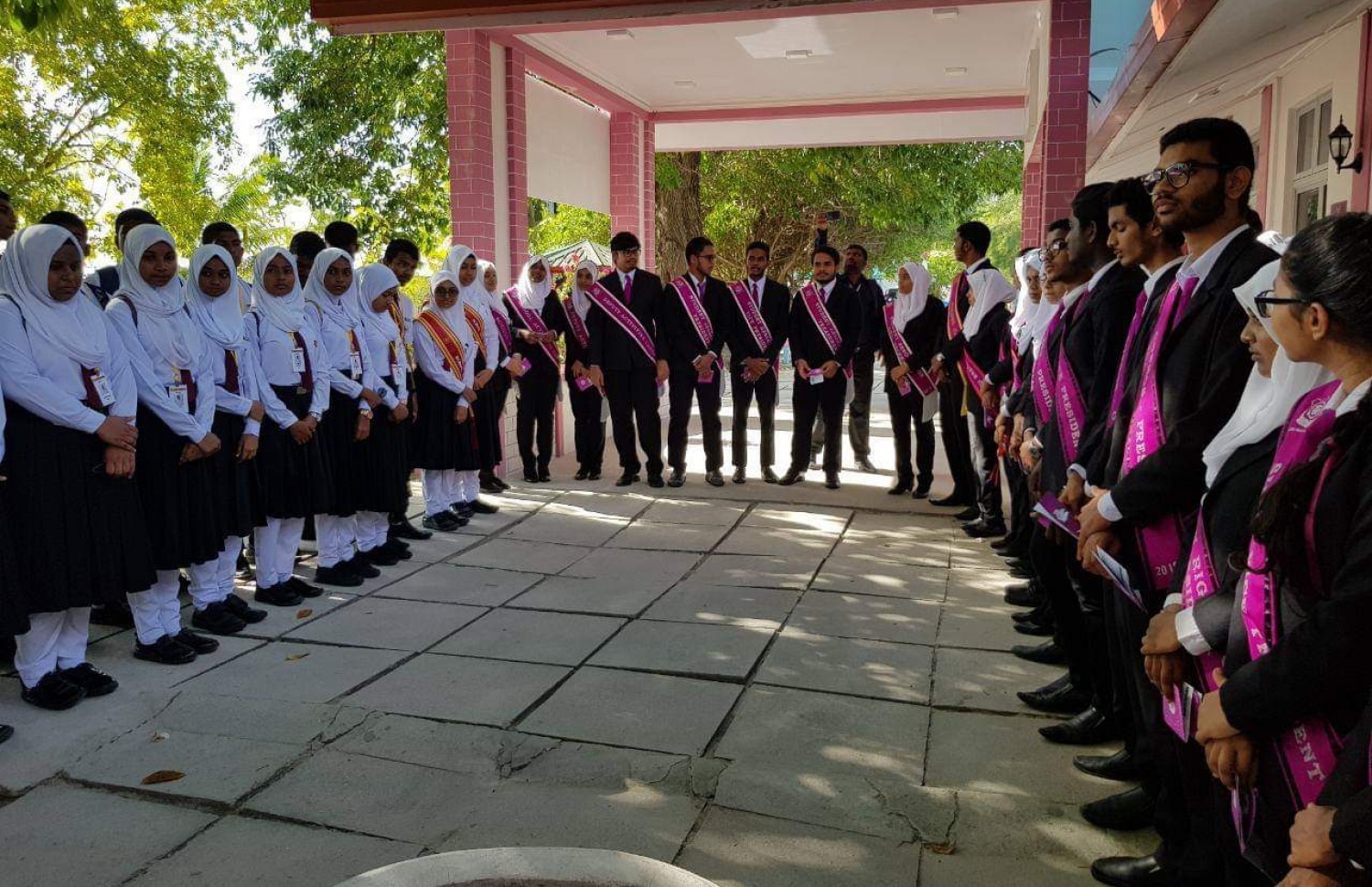 ހަމަދު ސްކޫލުގެ ދަރިވަރުން އައްޑޫ ހައި ސްކޫލަށް މިދިޔަ މަހު ކުރި ޒިޔާރަތެއްގައި ފޮޓޯއެއް ނަގަން އެތުރިލައިގެން: ސްކޫލް މާހައުލުގައި ހުރި ބޮޑެތި މައްސަލަތަކަށް ފިޔަވަޅު ނޭޅި ކަންކަން ގޯހުން ގޯހަށްދާ ކަމުގެ ޝަކުވާ ބޮޑު.  -- ފޮޓޯ: އައްޑޫ ހައި ސްކޫލް ފޭސްބުކް ޕޭޖް