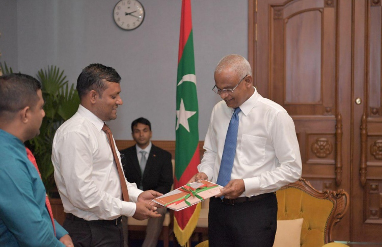 ދިވެހި ބަސް ކުރިއެރި ގޮތާ ގުޅޭ ފޮތެއް ރައީސަށް