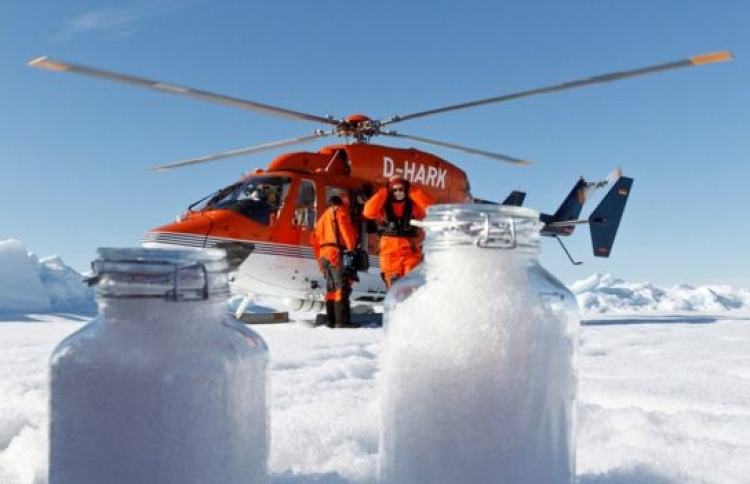 އާކްޓިކަށް ވެހުނު ސްނޯގައި ޕްލާސްޓިކް